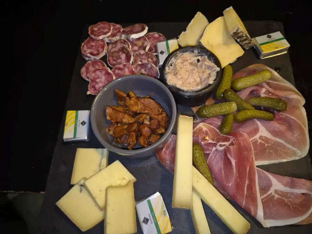 planche de charcuterie fromage au Mickey Bar à Olivet